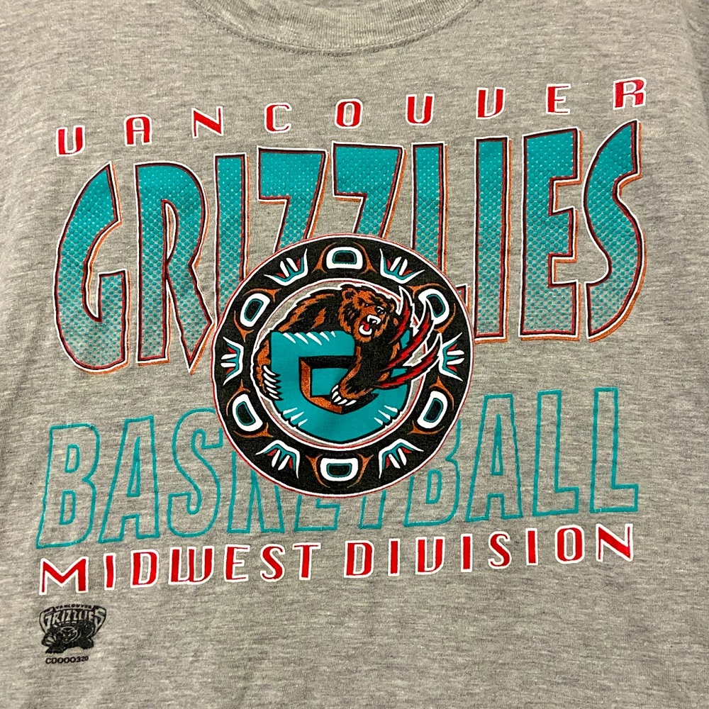 Vintage 90’s CGW Vancouver Grizzlies Grey Graphic T-Shirt